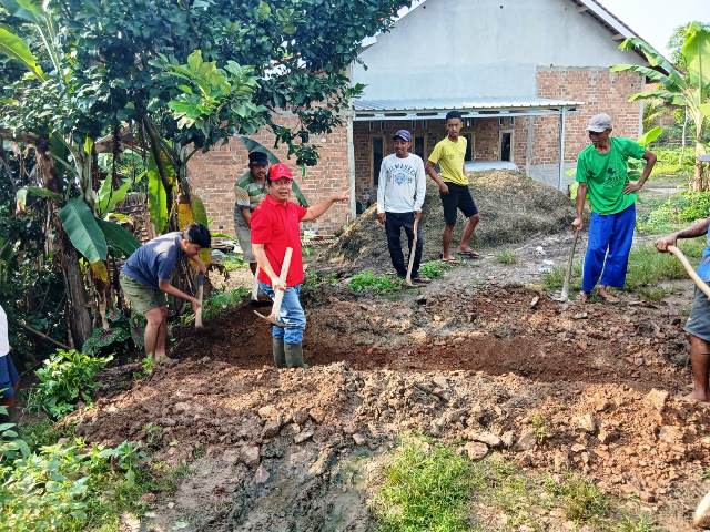 Wakil-Rakyat-Merakyat-Ir-Sarwoko-Jadi-Teladan-Semangat-Gotong-Royong-di-Negeri-Katon-2