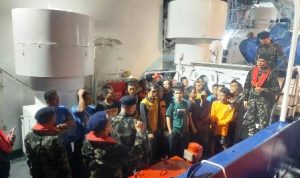 Dini-Hari-Tim-SAR-Selamatkan-25-POB-KM-Maulana-di-Perairan-Pulau-Belimbing